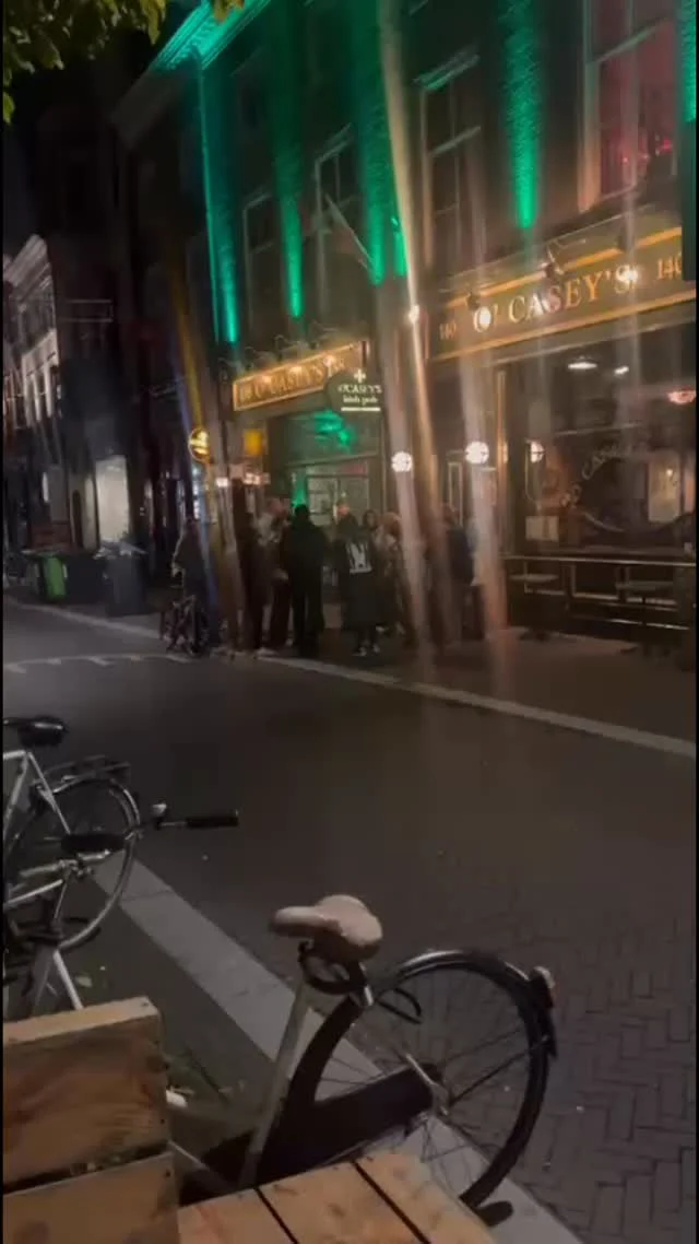 Unexpected choir in front of @ocaseys 👏🏻👏🏻👏🏻🥰 #choir #music #beautiful #ocaseys #denhaag #pubquiz #thursday