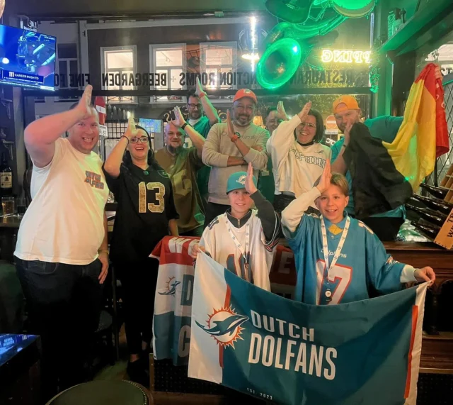 Jerome finally found fellow Miami Dolphins fans in @ocaseys 😅👍 Today 6 matches live plus #redzone 💪 @miamidolphins @nfl #nfl #denhaag #thehague #redzone #miamidolphins🐬 #miami #holland #dolfans @miami.dolfans.germany