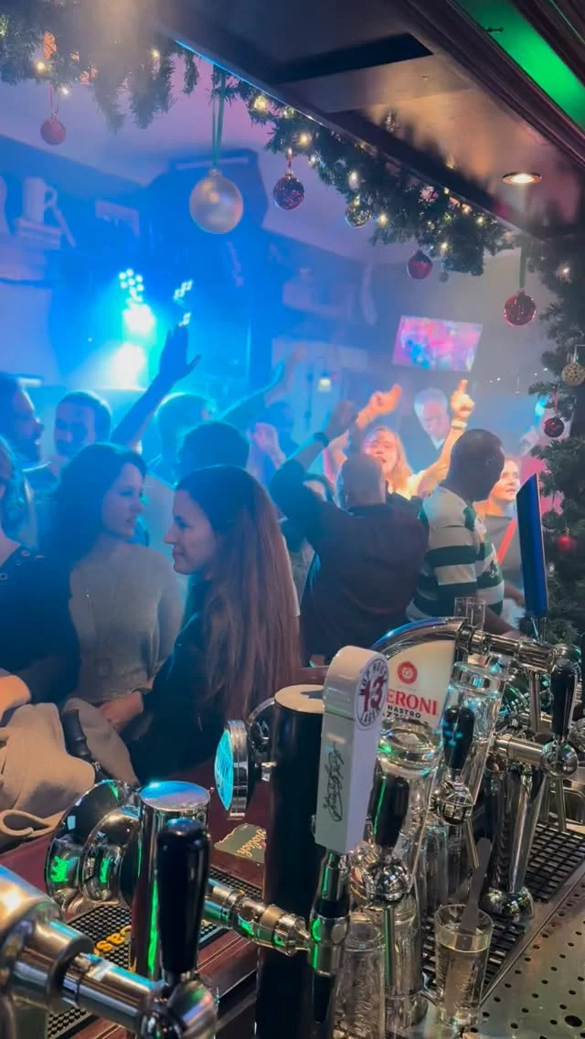 Meanwhile @ocaseys 🥳🥳🤟😎 #ocaseys #denhaag #irishpub